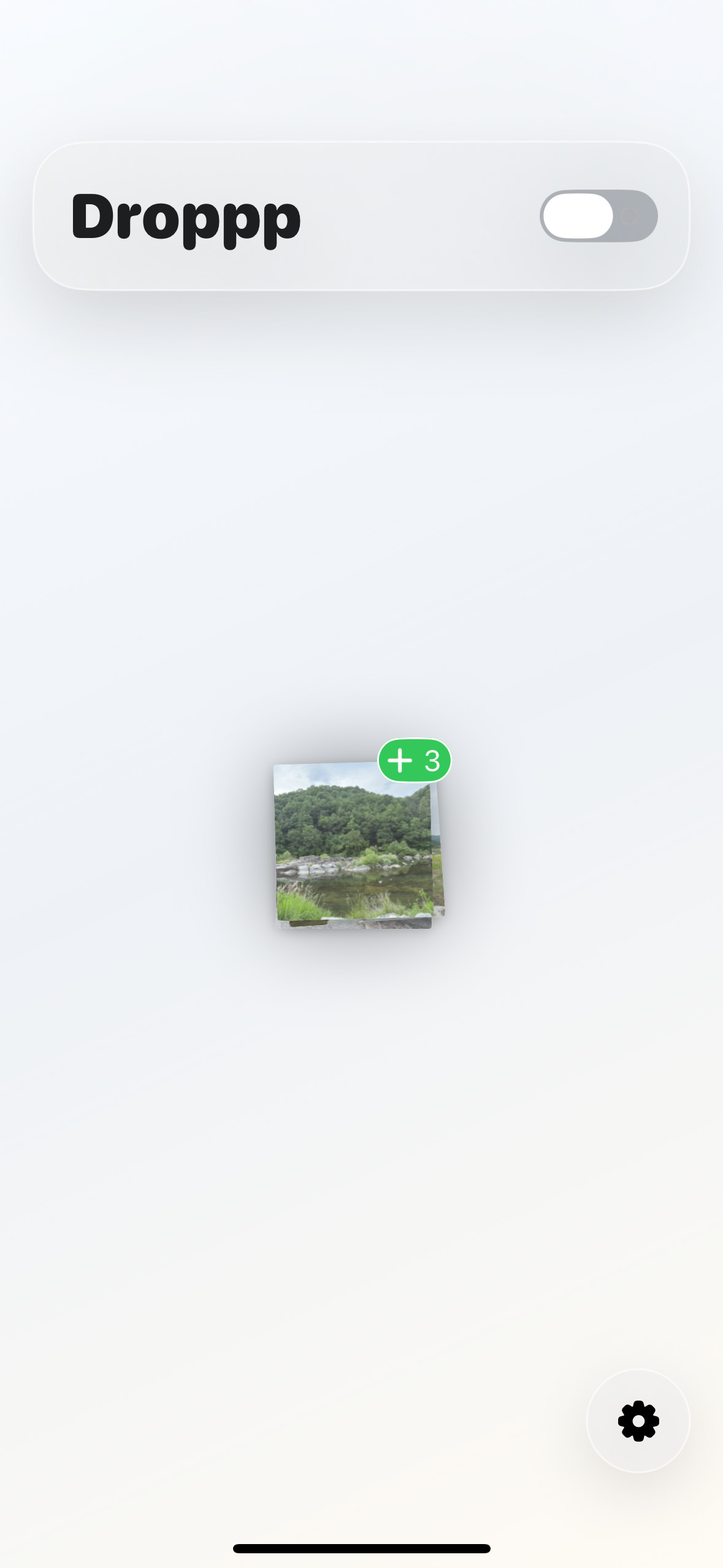 Dragging a photo or file toward Droppp